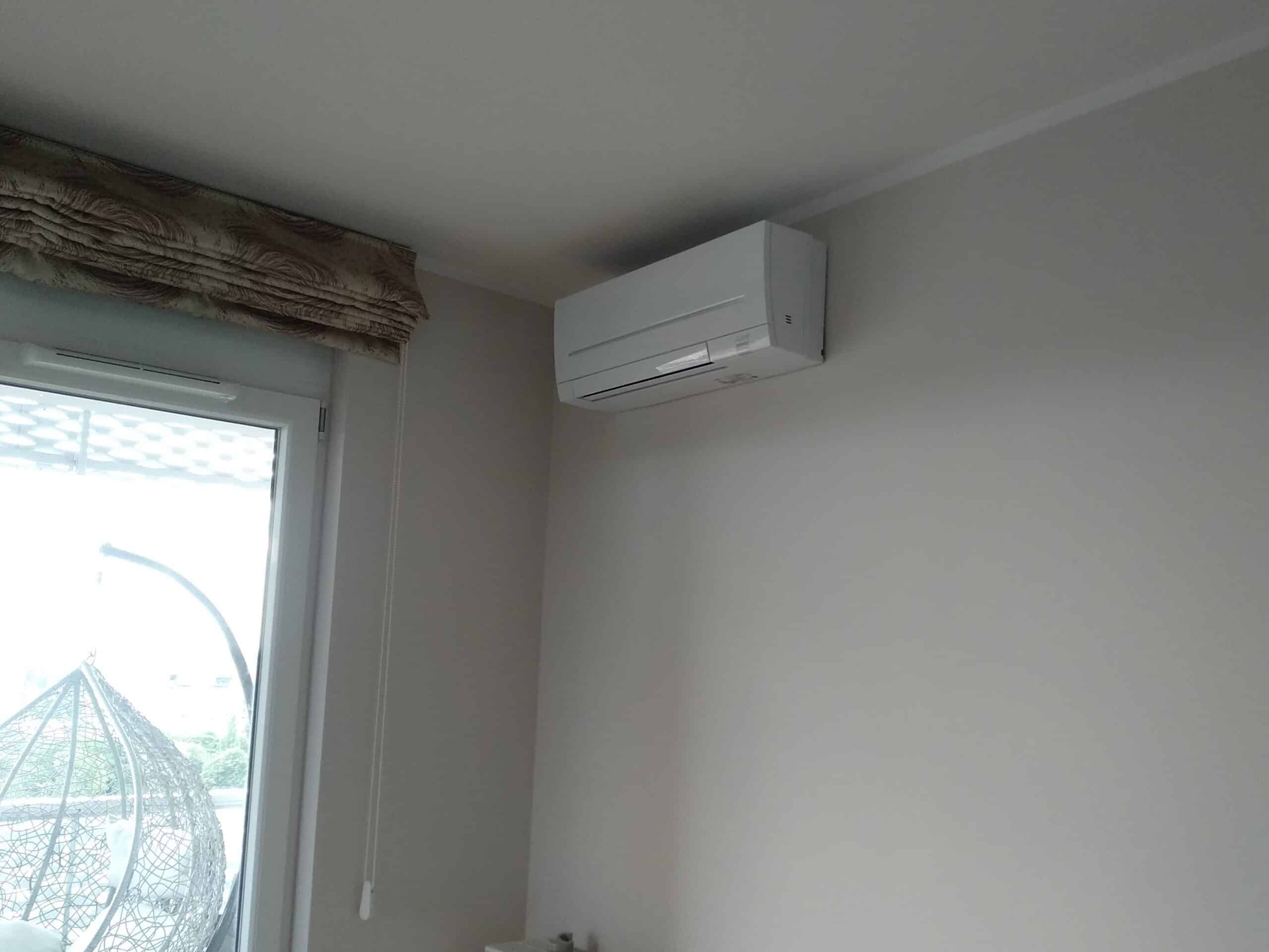 Biały klimatyzator na białej ścianie