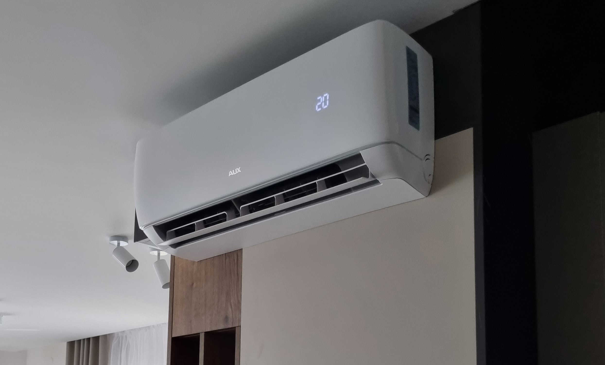 Klimatyzator aux-2j2o AUX J-smart na ścianie